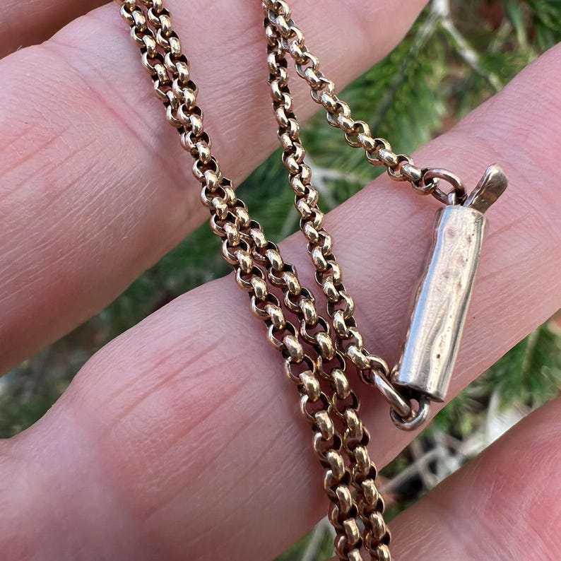 Antique 9ct gold belcher chain with barrel clasp
This lovely fine but sturdy 9ct gold belcher chain has a barrel clasp and is a useful length for wearing alone or with small pendants. The chain is approx 2mm wide and the links are round and has a really elegant look.
Gift this chain for birthdays, Christmas, anniversaries etc.