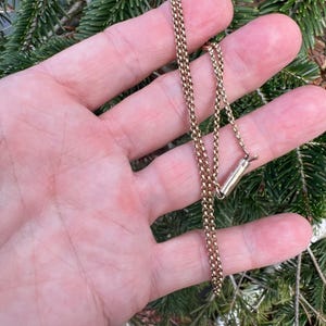 Antique 9ct gold belcher chain with barrel clasp
This lovely fine but sturdy 9ct gold belcher chain has a barrel clasp and is a useful length for wearing alone or with small pendants. The chain is approx 2mm wide and the links are round and has a really elegant look.
Gift this chain for birthdays, Christmas, anniversaries etc.