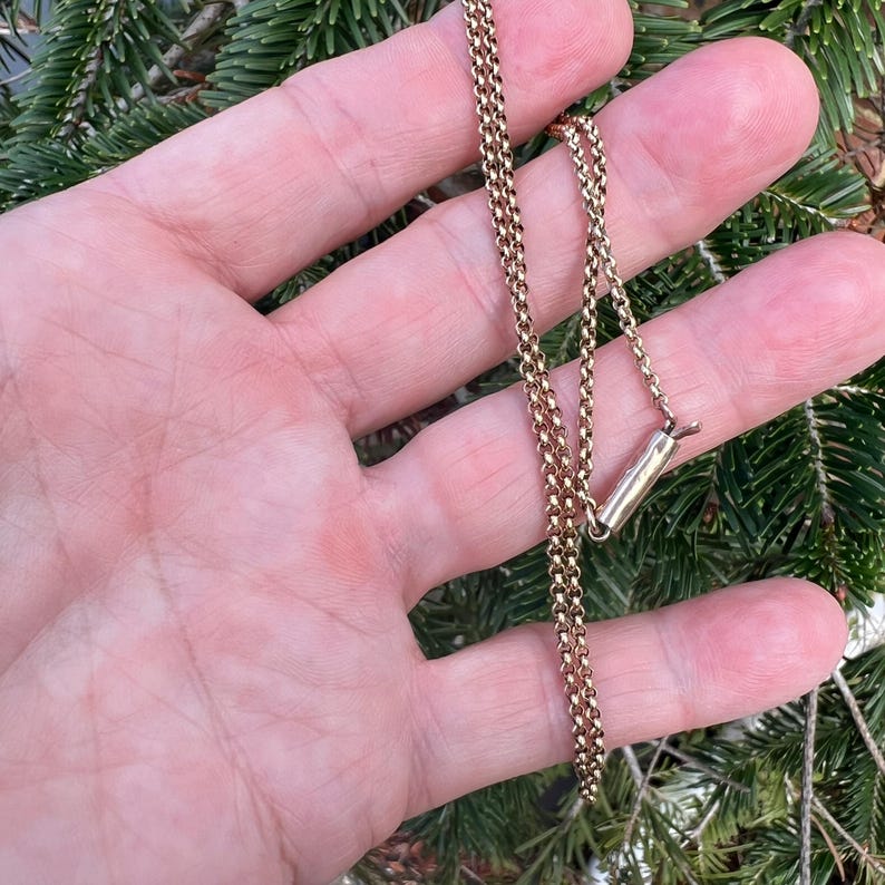 Antique 9ct gold belcher chain with barrel clasp
This lovely fine but sturdy 9ct gold belcher chain has a barrel clasp and is a useful length for wearing alone or with small pendants. The chain is approx 2mm wide and the links are round and has a really elegant look.
Gift this chain for birthdays, Christmas, anniversaries etc.