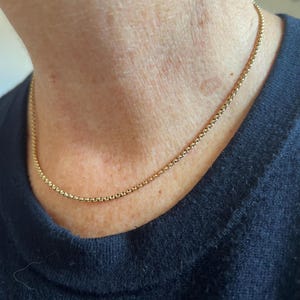 Antique 9ct gold belcher chain with barrel clasp
This lovely fine but sturdy 9ct gold belcher chain has a barrel clasp and is a useful length for wearing alone or with small pendants. The chain is approx 2mm wide and the links are round and has a really elegant look.
Gift this chain for birthdays, Christmas, anniversaries etc.