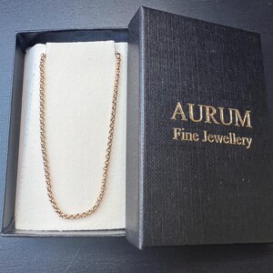 Antique 9ct gold belcher chain with barrel clasp
This lovely fine but sturdy 9ct gold belcher chain has a barrel clasp and is a useful length for wearing alone or with small pendants. The chain is approx 2mm wide and the links are round and has a really elegant look.
Gift this chain for birthdays, Christmas, anniversaries etc.