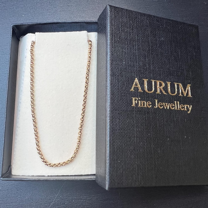 Antique 9ct gold belcher chain with barrel clasp
This lovely fine but sturdy 9ct gold belcher chain has a barrel clasp and is a useful length for wearing alone or with small pendants. The chain is approx 2mm wide and the links are round and has a really elegant look.
Gift this chain for birthdays, Christmas, anniversaries etc.