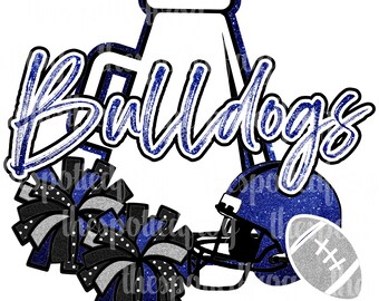 Può includere: Un megafono da cheerleader blu e bianco con glitter con la parola "Bulldogs" in lettere blu con glitter. Un casco da football blu e bianco con glitter e un pallone da football argentato si trovano sul lato destro dell'immagine.
