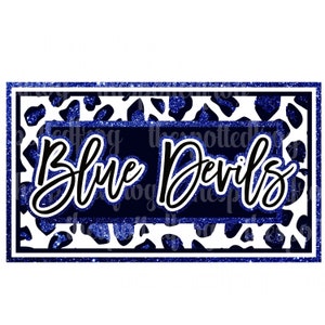 Puede incluir: Texto "Blue Devils" en letras negras sobre un fondo azul oscuro con un borde de estampado de leopardo blanco y azul.