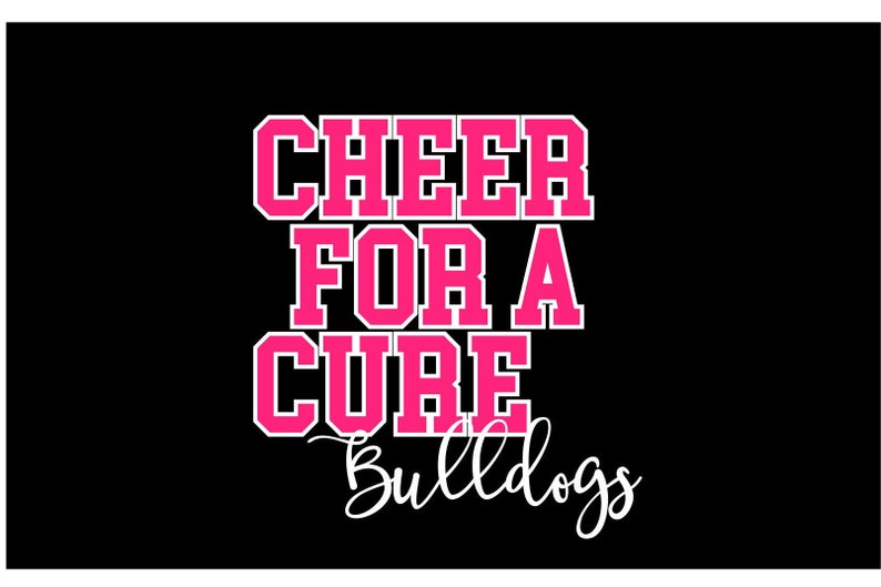 Op de afbeelding: Roze en witte afbeelding met de tekst "Cheer for a Cure Bulldogs" op een zwarte achtergrond.