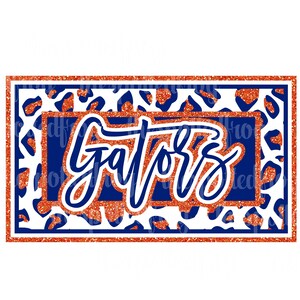 Puede incluir: Un gráfico de purpurina azul y naranja con la palabra "Gators" sobre un fondo blanco. El gráfico está rodeado de un patrón de estampado de leopardo.