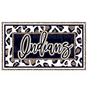 Puede incluir: Un rectángulo azul marino con un borde de estampado de leopardo blanco y dorado. La palabra "Indians" está escrita en letras cursivas negras dentro del rectángulo.
