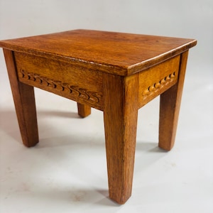 Taburete-mesa vintage de roble macizo tallado a mano, estilo Arts & Crafts, c. 1920-1930.
