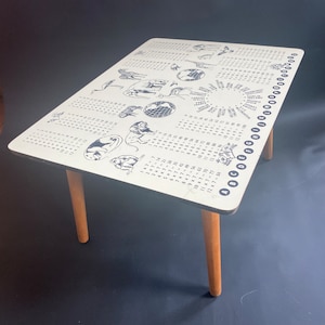 RARE table d'art vintage du milieu du siècle à collectionner en 1960/villes du monde/animaux, table basse artistique cool avec pieds de dansette au design graphique incroyable