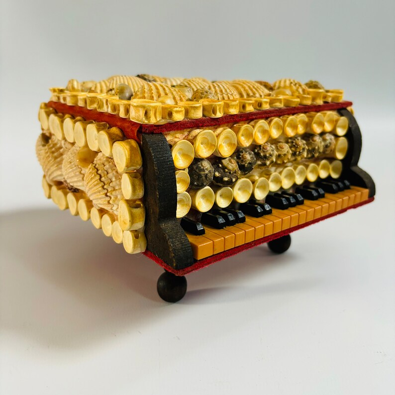 Adorable boîte de piano en coquillage moderne vintage du milieu du siècle pour bijoux/souvenirs/trésors feutre rouge/kitcsh amusant charme déco antique des années 1950 image 7