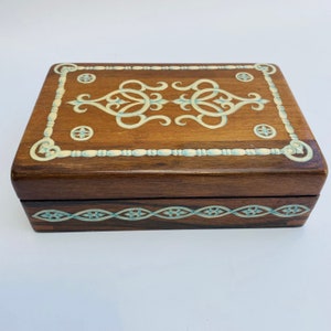 Antyczne RZADKIE kremowe/niebieskie malowane decoupage'em Arts & Crafts Style lakierowane drewniane pudełko wiktoriańskie z dębu oryginalny ciemnozielony filc-pasek skórzany