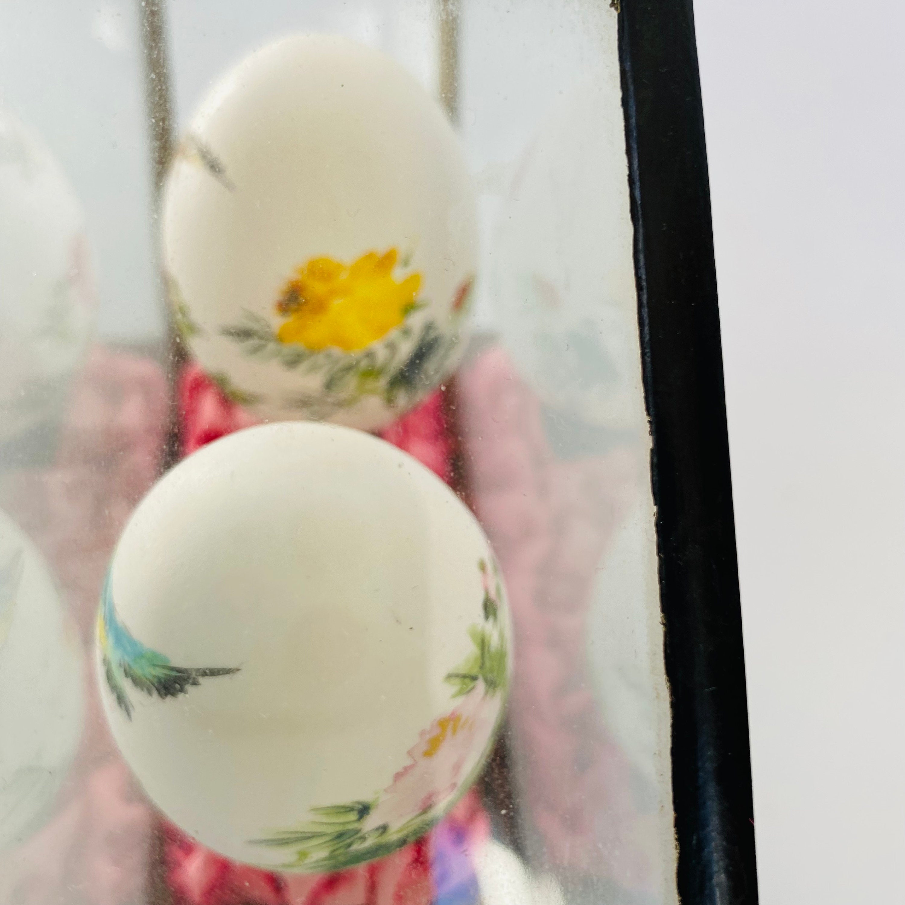 ANCIENNE VITRINE SOUS VERRE OEUF PEINT MAINS CHINOIS SIGNECHINESE PAINT EGG