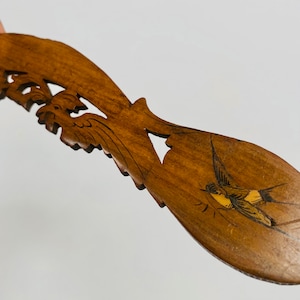 Abrecartas coleccionable de Sorrento, Italia, década de 1930. Madera de olivo/Amor de golondrina. Hecho a mano, marquetería, detalles folclóricos.