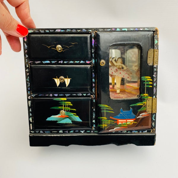 Boîte à bijoux japonaise vintage estampillée Peint à la main -Armoire Ballerine Danse Laque noire coquille incrustée Années 1950 Mid Century Box Door Opens