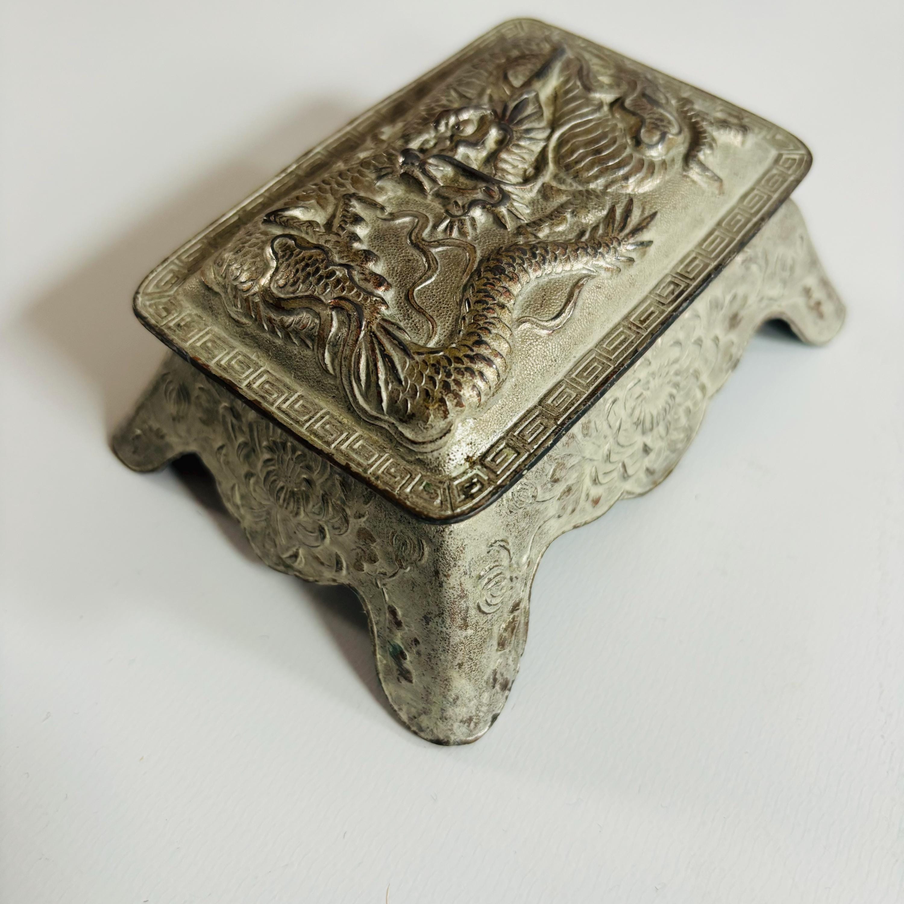 1930年代 銀製 インク壺 ドラゴン彫刻付き 1930年代 銀製 インク壺 ドラゴン彫刻付き
