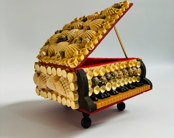 Adorable boîte de piano en coquillage moderne vintage du milieu du siècle pour bijoux/souvenirs/trésors - feutre rouge/kitcsh amusant charme déco antique des années 1950