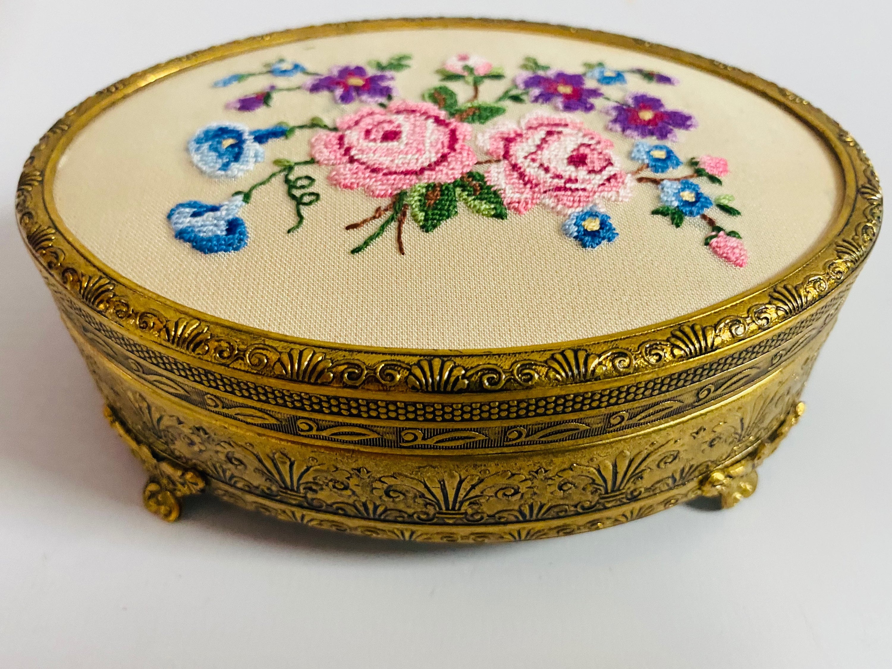 ヴィンテージアールデコ調金箔押しメタル小物入れ：花刺繍の記念品 