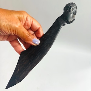 Abridor de cartas de madeira dura africana de meados do século, estilo nigeriano, para colecionadores, de meados do século, com cabeça de ébano, decoração de interiores, arte popular, tribal e autêntico