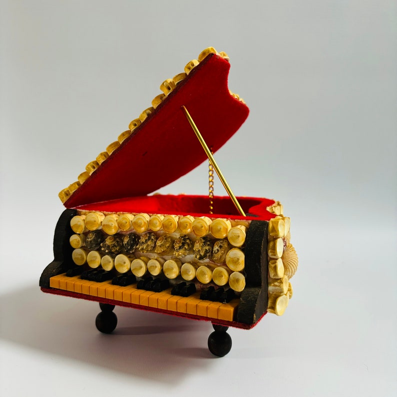 Adorable boîte de piano en coquillage moderne vintage du milieu du siècle pour bijoux/souvenirs/trésors feutre rouge/kitcsh amusant charme déco antique des années 1950 image 9