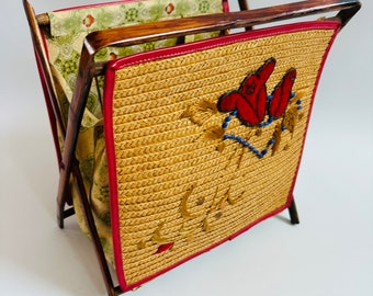 Art-Deco-Tragekorb aus den 1940er Jahren. Handgefertigter Organizer, Tasche für Näh-/Strickwerkzeuge, zusammenklappbarer Bambusgriff, gewebt, rote Blumenapplikation, Perlenarbeit, Folk