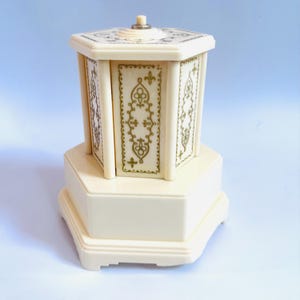 Sigaretta da collezione Reuge Swiss Musical Gold Cream, giostra musicale vintage Roundelay di SELCOL, Gran Bretagna, anni '50, lieve difetto - nessun reso