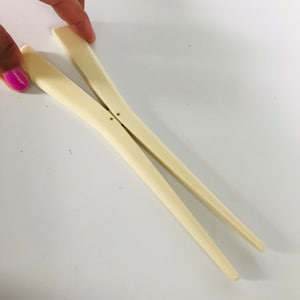 Antike Rinderknochen-Handschuh-Dehner hergestellt in England Mitte des Jahrhunderts Creme Hochzeiten Pinch-Mechanismus Zangen für Haare oder Handwerk oder Wäsche