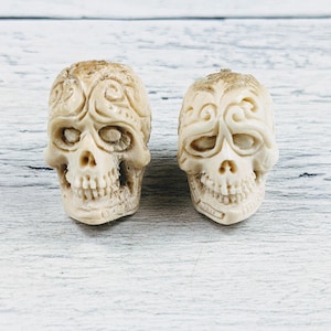 Beautiful Hand Carved Deer Antler  Sugar Skull Beads, Horizontal or Vertical Hole, 1pc.  Día de Muertos, Ethnic, Gothic, 25mm