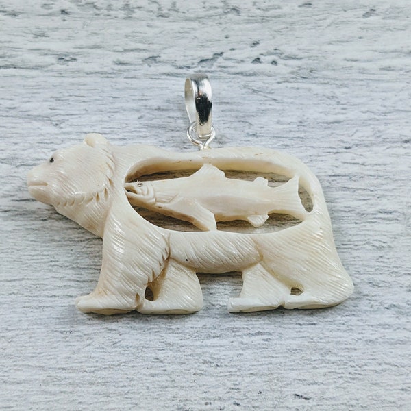 Ours en os de buffle d’eau sculpté à la main avec pendentif en poisson saumon, pêche, faune, 45x25mm, grizzly