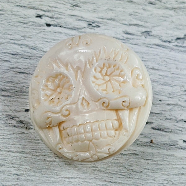 Bouton rond tête de mort en os de buffle sculpté à la main, 1pc. Design en relief et texturé, tige à grand trou, bracelet, collier 25 mm, gothique