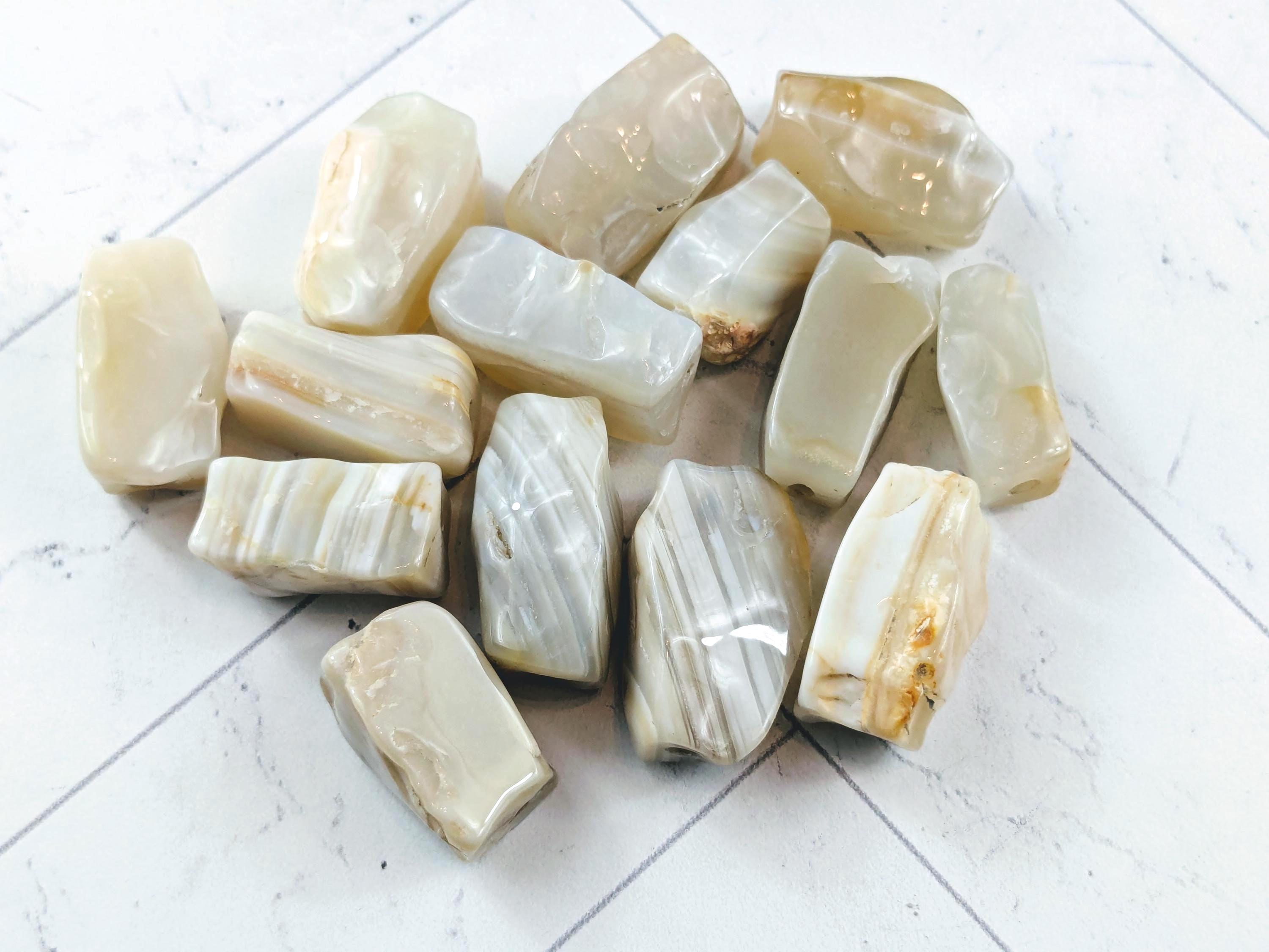 手作業で削られた長方形の縞模様の瑪瑙宝石ビーズ、5個。約18～25 mm