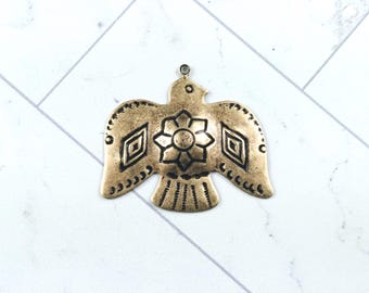 Colgante antiguo de latón con forma de pájaro trueno con flores ornamentadas, estampado, 1 unidad. 34 x 32 mm, estilo occidental/suroeste.