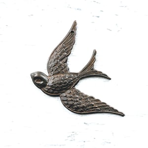 Colgante rústico de pájaro chapado en marrón, gorrión, naturaleza, 1 pieza, volando, alado, 41 x 28 mm
