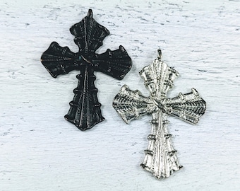 Gran colgante de cruz ornamentada, pátina negra o bañado en plata, espiritual, religioso, 61 x 44 mm,