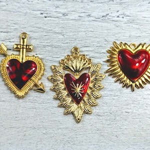 Charms de Sagrado Corazón bañados en oro con resina epoxi roja, 2 piezas. Espiritual, Amor, Religioso, Cruz, Milagro