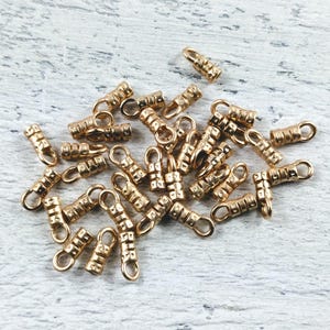 2 mm マットゴールドメッキ クリンプエンド、ループ付き、レザークリンプ、10 個。