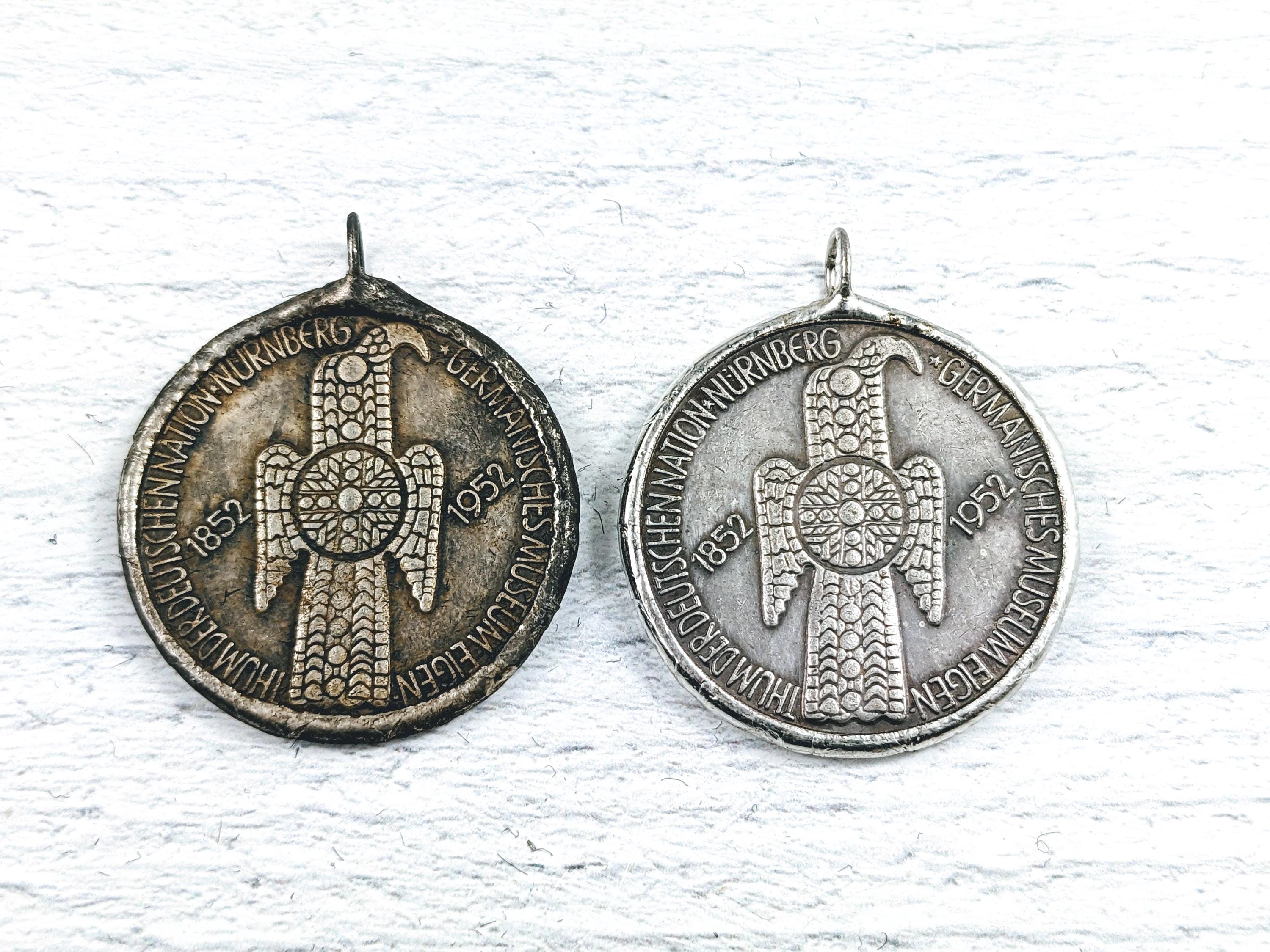 手作業でハンダ付けされたドイツのサンダーバードレプリカコインペンダント、1個。ドイツマルク、28mm、緑青 - Etsy 日本