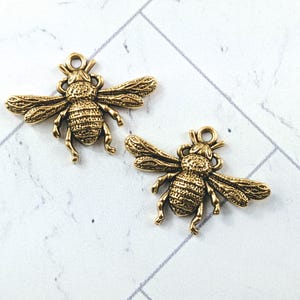5pcs. Antique Gold Plated Bee Charm, Flying, 20x28mm, Flower Design
