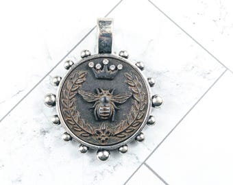 Colgante de abeja reina con diamantes de imitación 3D de edición limitada, bisel rústico marrón, bisel de plata antigua, flor de lis, 64 x 50 mm