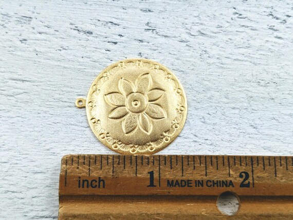 マットゴールドフラワースタンピングラウンドチャーム、花柄、30 mm