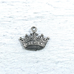 Dije de corona de peltre y plata antigua, 14 x 18 mm