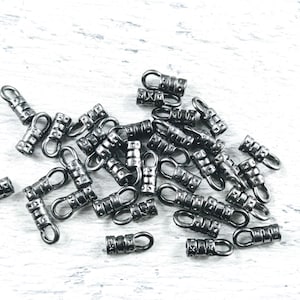 2.5 mm セミマット ガンメタル クリンプエンド、ループ付き、レザー クリンプ、10 個。