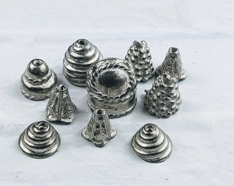 Cappucci per perline assortiti in fusione di metallo vintage, 10 pezzi, disegni decorati e contorti, cappuccio con nappa, 10-17 mm