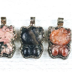 Adorables pendentifs chat tibétain en argent et rhodonite, quartz de feu ou fluorite violette sculptés, 1 pièce. 44 x 25 mm