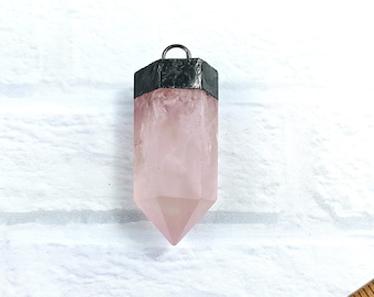 Colgante grande de cuarzo rosa macizo soldado a mano, con punta en forma de espiga, aprox. 32 x 20 mm.