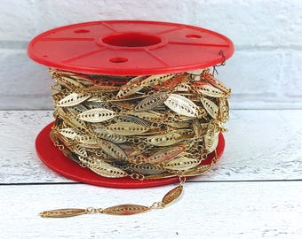 Cadena de eslabones ovalados de filigrana bañada en oro, adornada y elegante