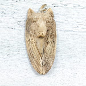 Beautiful Hand Carved Deer Antler Wolf Head with Feather Pendant, Approx. 67x30m, Ethnic