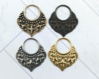 Peut inclure: Quatre pendentifs décoratifs en métal doré, bronze, argent et bronze foncé. Chaque pendentif présente une surface texturée avec un motif d'étoiles et une boucle circulaire en haut. Les pendentifs sont probablement destinés à la fabrication de bijoux ou à l'artisanat.