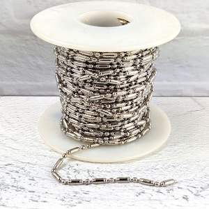 Cadena de bolas de 2 mm con baño de rodio y forro de plata.