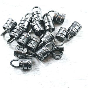 6 mm マットガンメタルメッキ ループ付き圧着エンド、レザー圧着、5 セット、10 個。