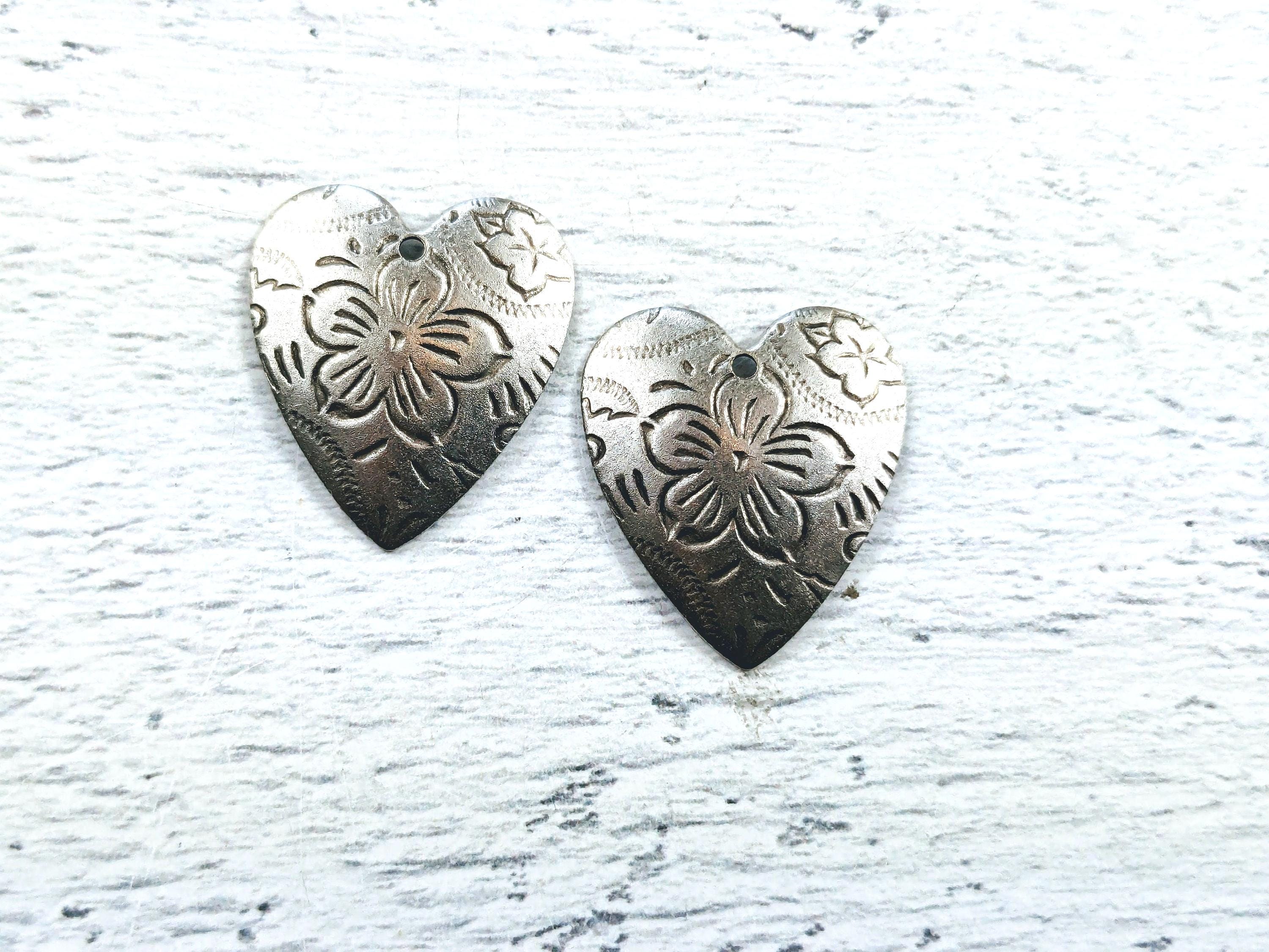 ハート型シルバープルーフ With Love愛を込めて 2016 アンティークシルバー牛花エッチングハートチャーム、2個。22 x 18 mm